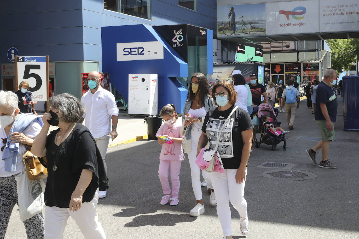 La primera jornada de la Feria de Muestras del Principado de Asturias (Fidma) ha arrancado con largas colas en el acceso al recinto y estrictas medidas de seguridad frente a la covid. Una vez dentro, los visitantes han podido disfrutar de todos los estands que se exponen en el recinto Luis Adaro, que en esta ocasión ha visto su aforo simultaneo reducido al 50 % para evitar aglomeraciones 