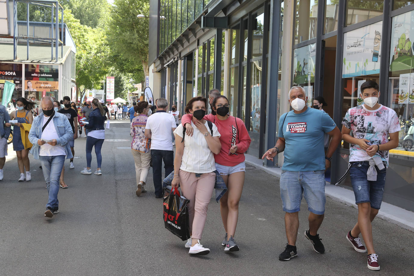 La primera jornada de la Feria de Muestras del Principado de Asturias (Fidma) ha arrancado con largas colas en el acceso al recinto y estrictas medidas de seguridad frente a la covid. Una vez dentro, los visitantes han podido disfrutar de todos los estands que se exponen en el recinto Luis Adaro, que en esta ocasión ha visto su aforo simultaneo reducido al 50 % para evitar aglomeraciones 