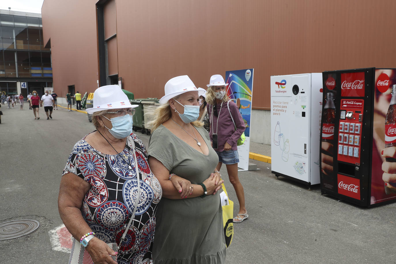 La primera jornada de la Feria de Muestras del Principado de Asturias (Fidma) ha arrancado con largas colas en el acceso al recinto y estrictas medidas de seguridad frente a la covid. Una vez dentro, los visitantes han podido disfrutar de todos los estands que se exponen en el recinto Luis Adaro, que en esta ocasión ha visto su aforo simultaneo reducido al 50 % para evitar aglomeraciones 