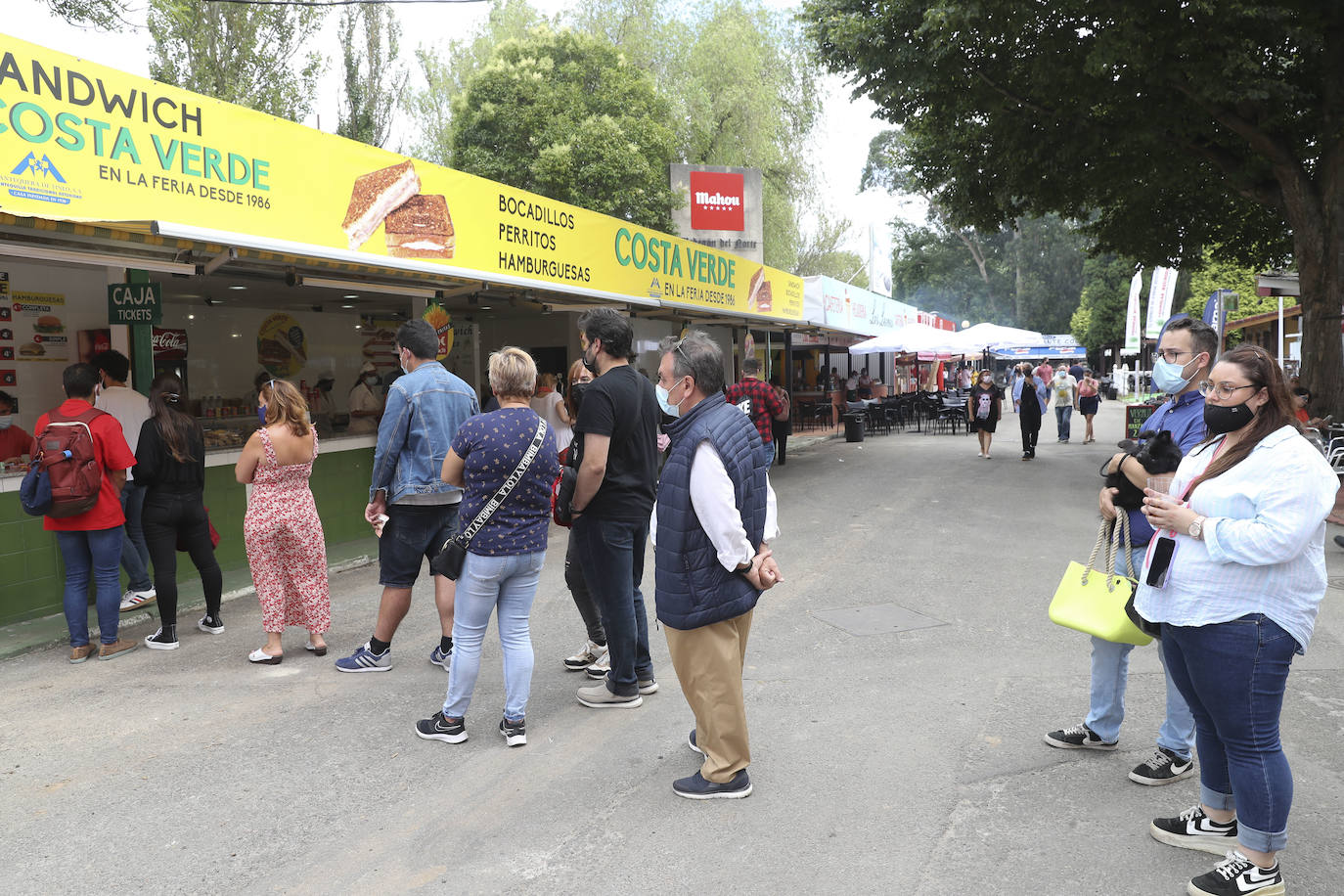 La primera jornada de la Feria de Muestras del Principado de Asturias (Fidma) ha arrancado con largas colas en el acceso al recinto y estrictas medidas de seguridad frente a la covid. Una vez dentro, los visitantes han podido disfrutar de todos los estands que se exponen en el recinto Luis Adaro, que en esta ocasión ha visto su aforo simultaneo reducido al 50 % para evitar aglomeraciones 