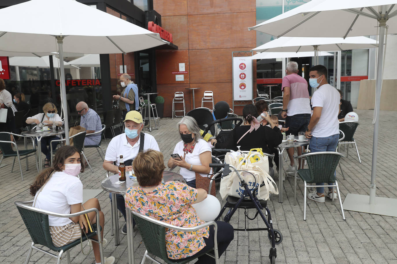 La primera jornada de la Feria de Muestras del Principado de Asturias (Fidma) ha arrancado con largas colas en el acceso al recinto y estrictas medidas de seguridad frente a la covid. Una vez dentro, los visitantes han podido disfrutar de todos los estands que se exponen en el recinto Luis Adaro, que en esta ocasión ha visto su aforo simultaneo reducido al 50 % para evitar aglomeraciones 