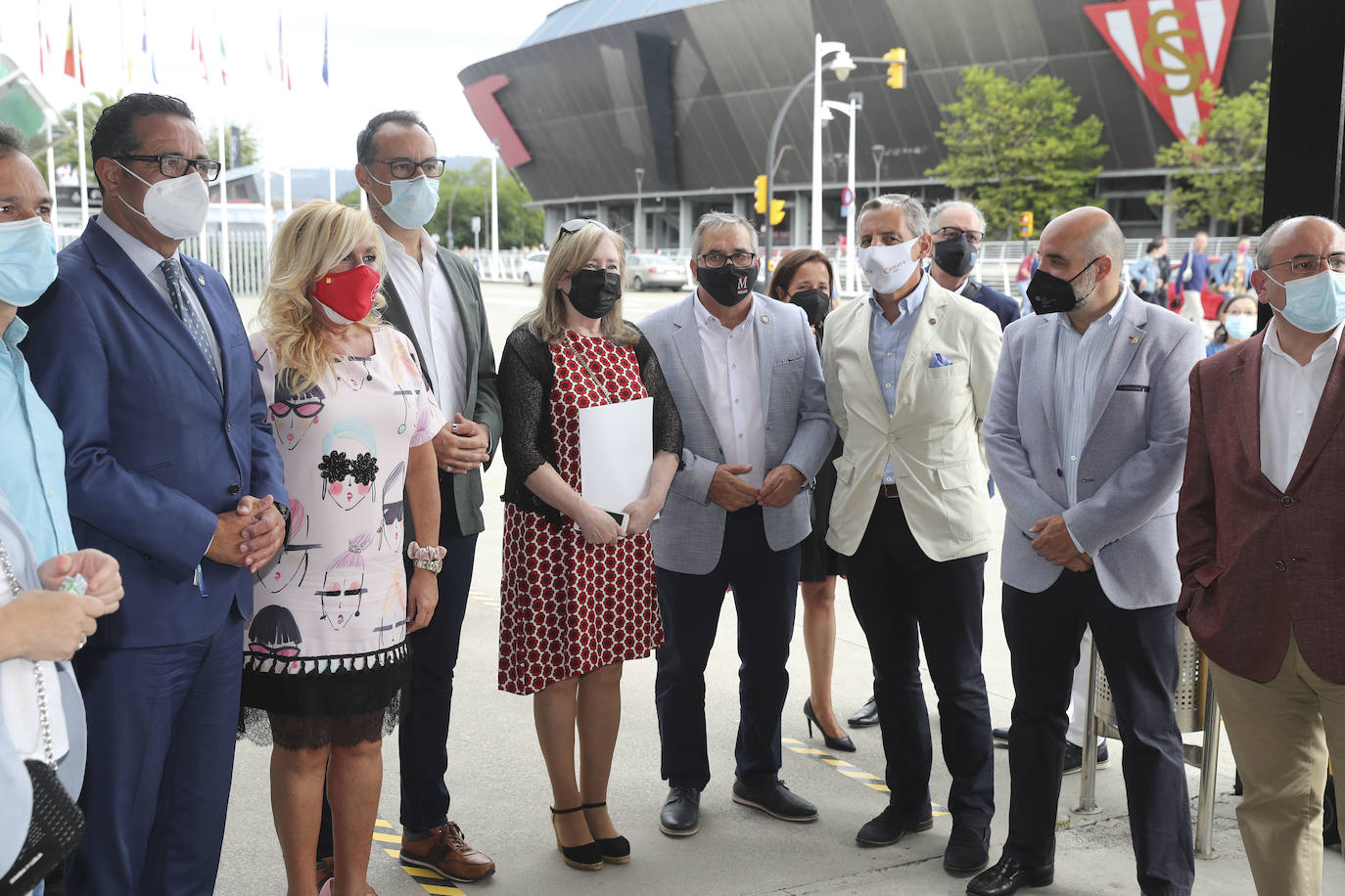 La primera jornada de la Feria de Muestras del Principado de Asturias (Fidma) ha arrancado con largas colas en el acceso al recinto y estrictas medidas de seguridad frente a la covid. Una vez dentro, los visitantes han podido disfrutar de todos los estands que se exponen en el recinto Luis Adaro, que en esta ocasión ha visto su aforo simultaneo reducido al 50 % para evitar aglomeraciones 