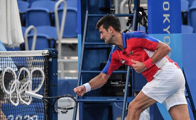 Novak Djokovic rompe la raqueta en el partido contra Pablo Carreño por la medalla de bronce.