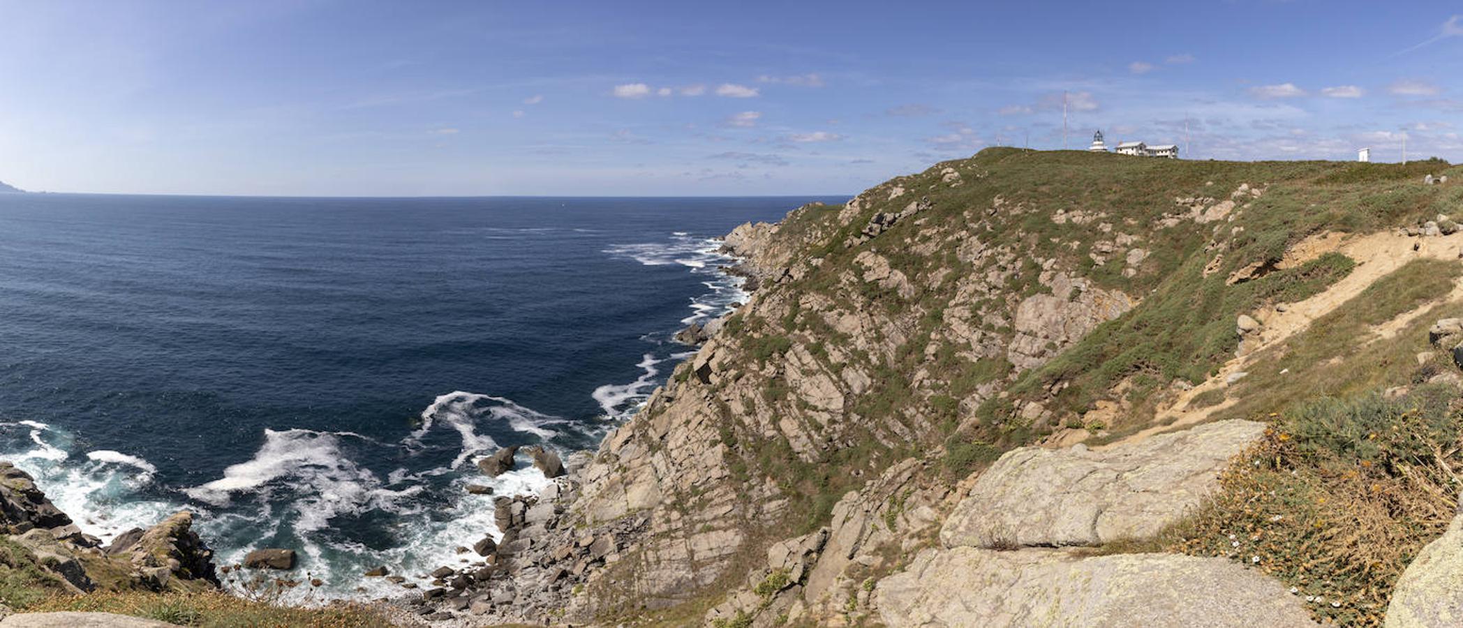 Cabo Estaca de Bares: El Cabo Estaca de Bares se sitúa en el punto más septentrional de toda la península ibérica. Una línea divisoria entre el océano Atlántico y el mar Cantábrico, que está declarado Sitio Natural de Interés Nacional y que además de ser uno de los mejores miradores a esta gran masa de agua, también es uno de los mejores puntos de observación de aves de Europa, ya que se trata de un paso obligado para cientos de aves.