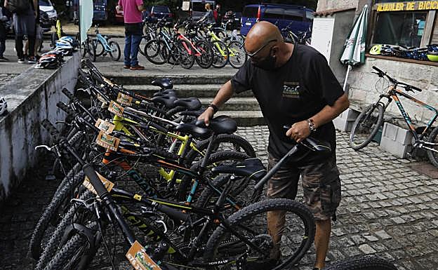 Imagen principal - Ramón Zaragoza, empleado de Bicis Senda del Oso, David Estevez Villalón, guía turístico en Oviedo y Diego Lorenzo, camarero en el Seattle Garden, Mieres