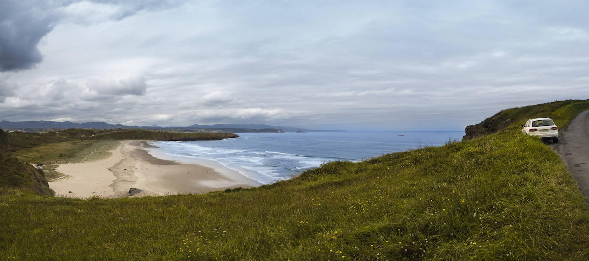 Playa de Verdicio: Y qué mejor manera de admirar la costa asturiana que con el mejor de los atardeceres. Esa bonita imagen la tendrás en la Playa de Verdicio, enclavada en el entorno del Paisaje Protegido del Cabo Peñas. 330 metros de arena dorada y fina en forma de concha y acompañados por un precioso horizonte de mar.