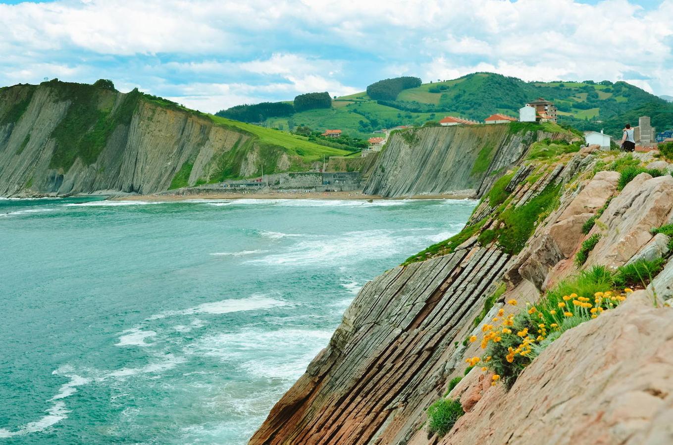 Geoparque de la Costa Vasca: Este pequeño territorio encajado entre el Cantábrico y las montañas vascas, comprendido por los municipios de Deba, Mutriku y Zumaia, destaca por ser uno de los parajes más espectaculares de la Costa Vasca. Un lugar que ha sido declarado Geoparque Mundial de la UNESCO y cuyas imágenes a la costa te dejarán con ganas de volver.