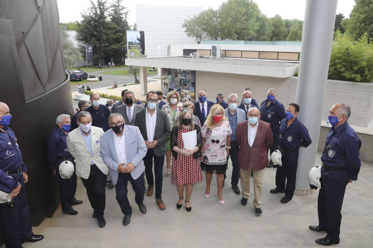 Al frente, Pedro López Ferrer, Anibal José Vázquez, Julio César Herrero, Loli Olavarrieta y María Tato, junto con demás autoridades y miembros del Coro Minero Tuñón, en la recepción del acto . 