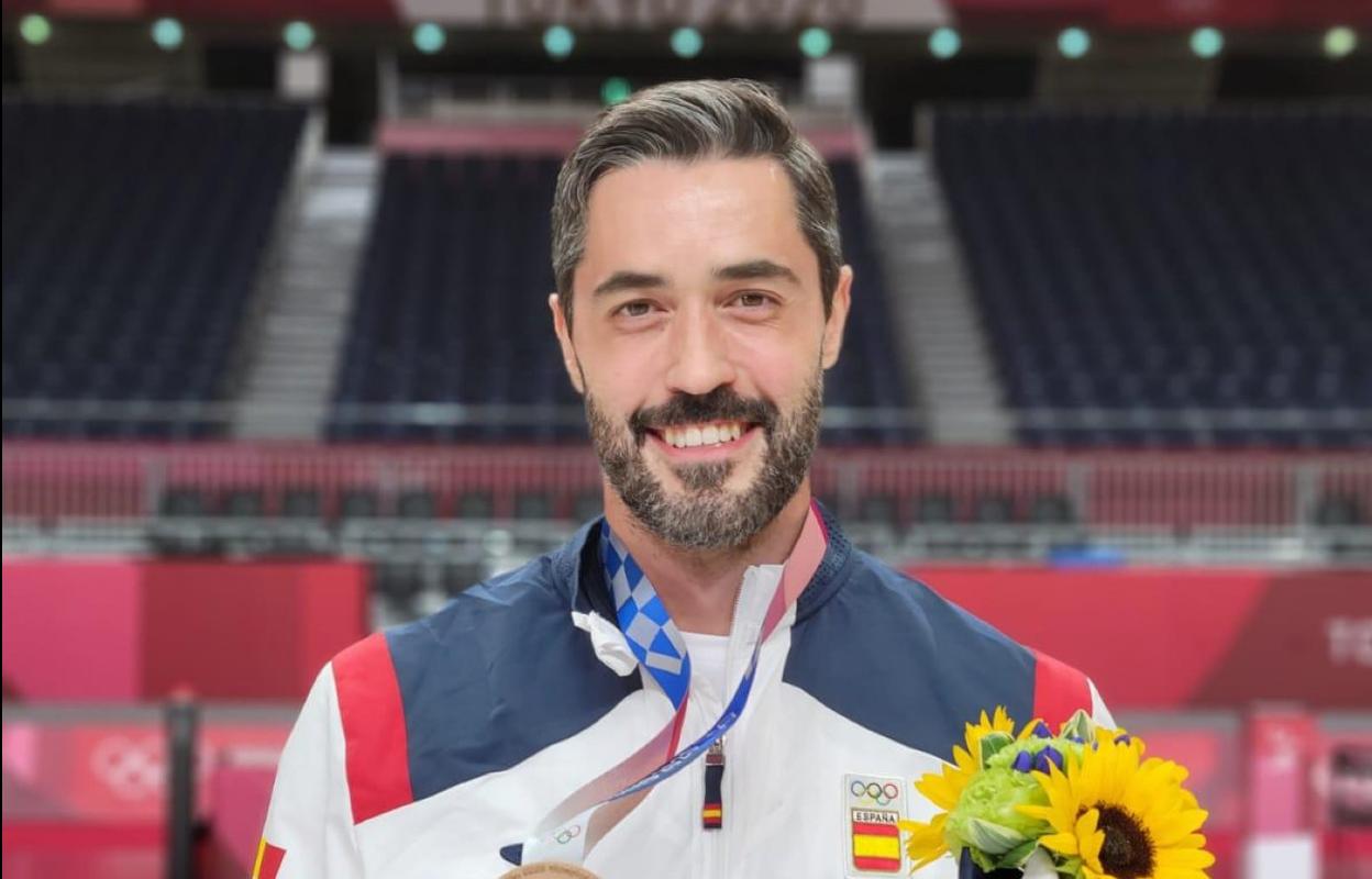 Raúl Entrerríos muestra orgulloso y feliz la medalla de bronce de los Juegos de Tokio, que pone fin a su carrera de más de veinte años. 