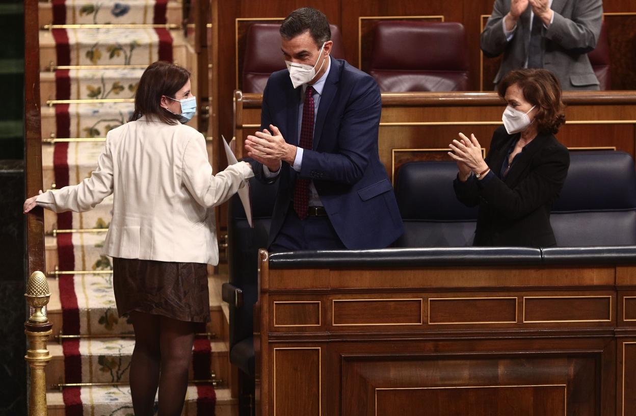 Pedro Sánchez aplaude una de las intervenciones de Adriana Lastra en el Congreso de los Diputados. 