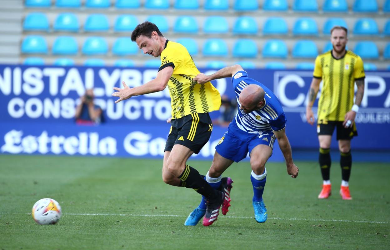 Borja Sánchez trata de escaparse de la presión de un rival. 