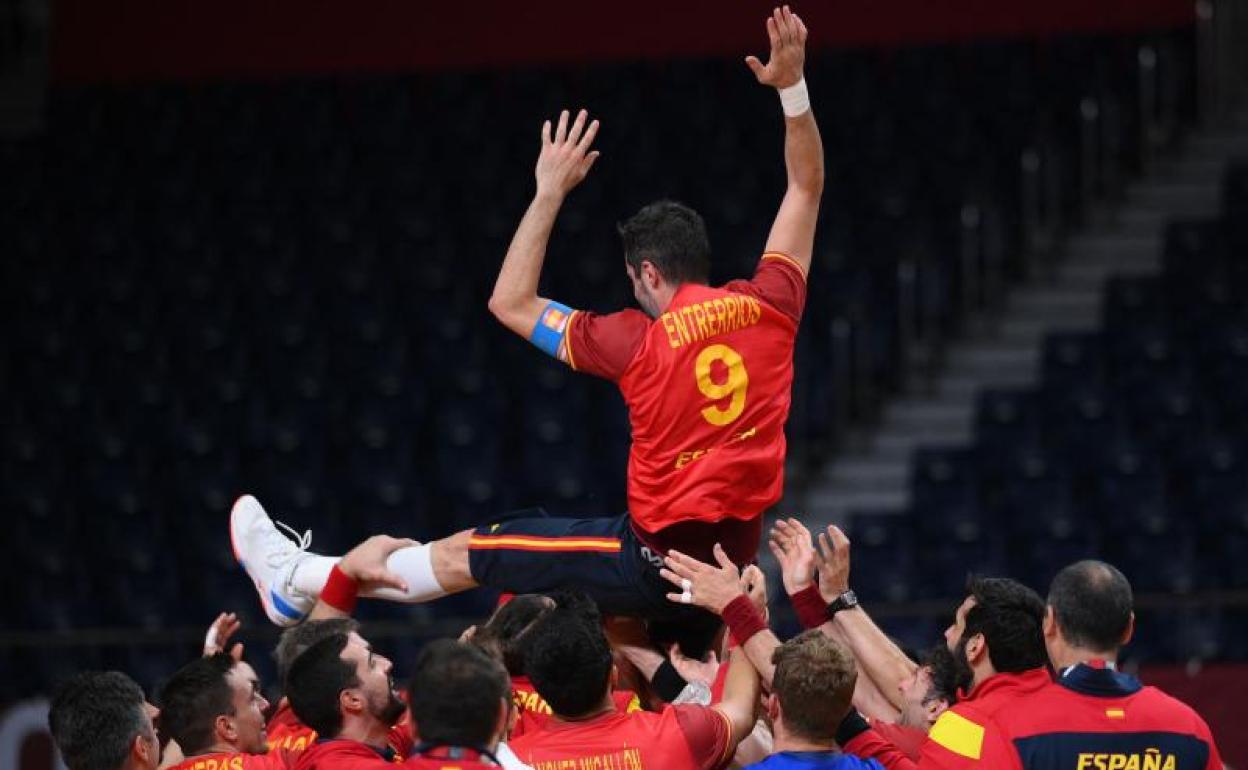 Raúl Entrerríos es aupado por sus compañeros.