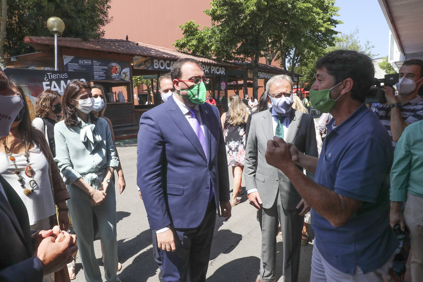 Hay mono de Feria y se nota. En la cola para entrar. Y en la animación de las calles y pabellones, donde reinó la música y el buen ambiente, pese a que algunos participantes se siguen quejando de que la caja no es la de otros años.