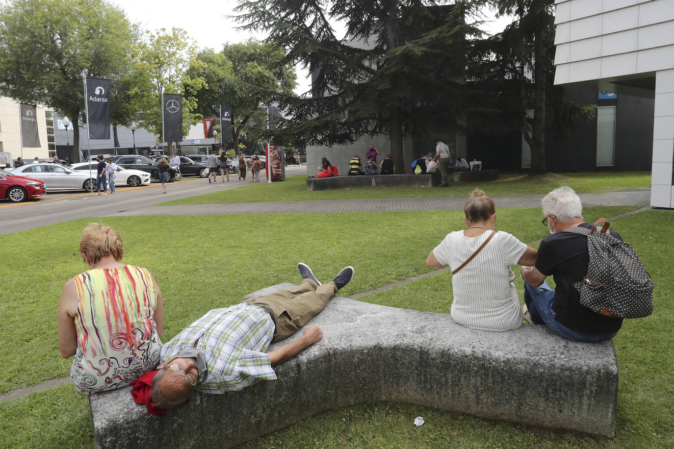 Hay mono de Feria y se nota. En la cola para entrar. Y en la animación de las calles y pabellones, donde reinó la música y el buen ambiente, pese a que algunos participantes se siguen quejando de que la caja no es la de otros años.