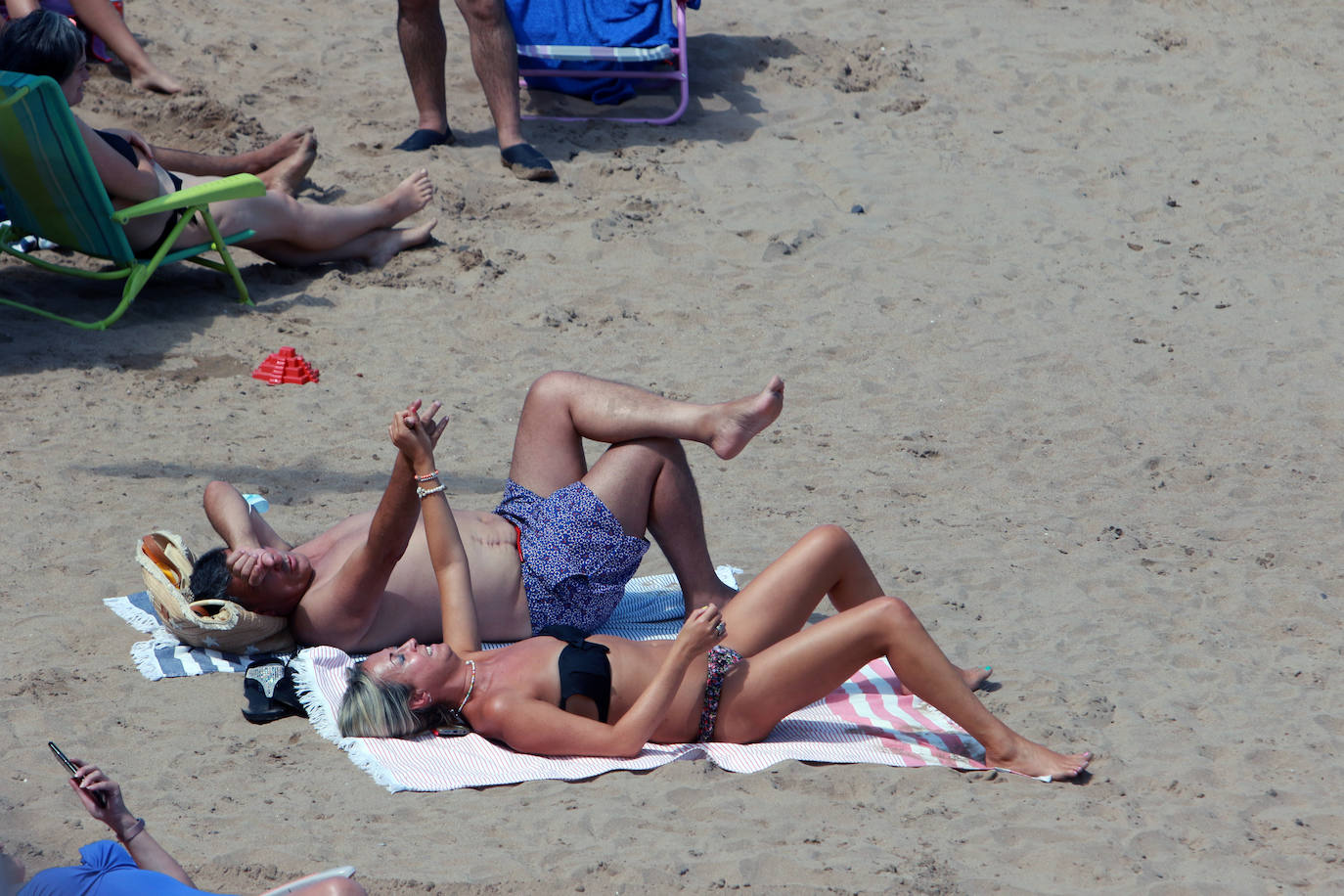 Asturias disfruta de otro domingo al sol que consigue gran concurrencia en muchas playas de la región. En las imágenes, visitantes de playas en Gijón y Candás. 