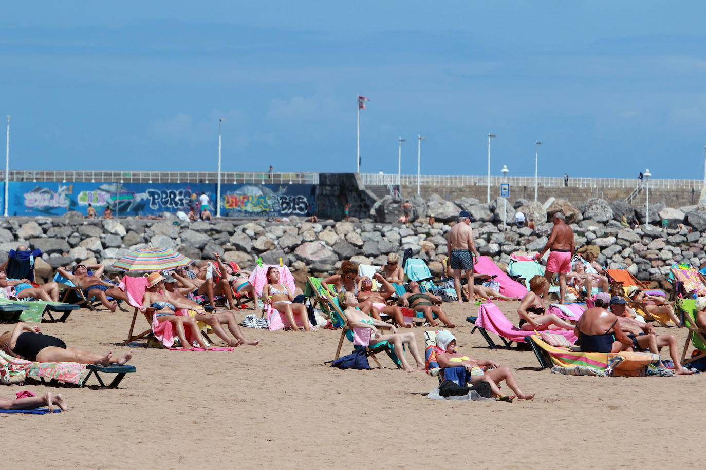 Asturias disfruta de otro domingo al sol que consigue gran concurrencia en muchas playas de la región. En las imágenes, visitantes de playas en Gijón y Candás. 