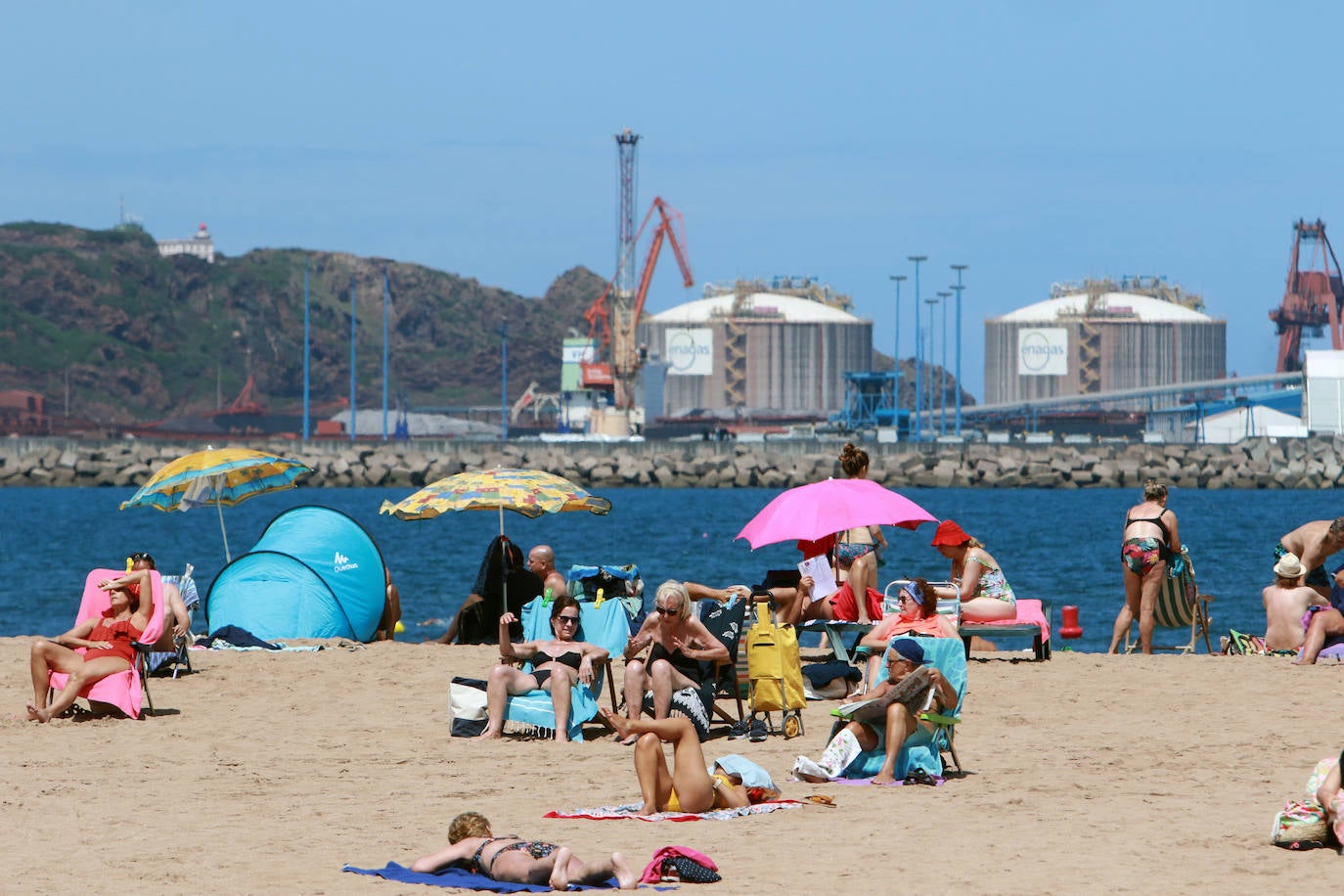 Asturias disfruta de otro domingo al sol que consigue gran concurrencia en muchas playas de la región. En las imágenes, visitantes de playas en Gijón y Candás. 