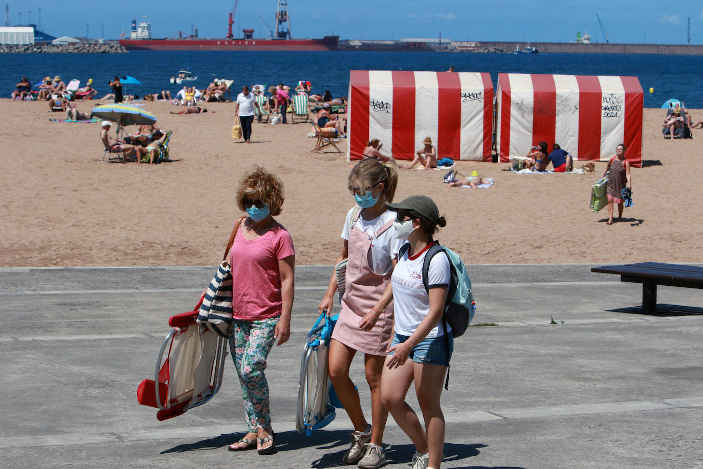 Asturias disfruta de otro domingo al sol que consigue gran concurrencia en muchas playas de la región. En las imágenes, visitantes de playas en Gijón y Candás. 