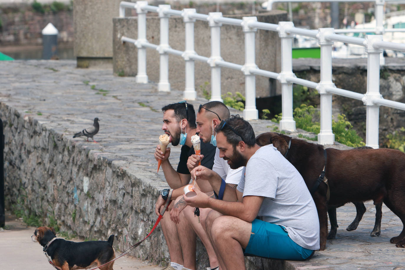 Asturias disfruta de otro domingo al sol que consigue gran concurrencia en muchas playas de la región. En las imágenes, visitantes de playas en Gijón y Candás. 