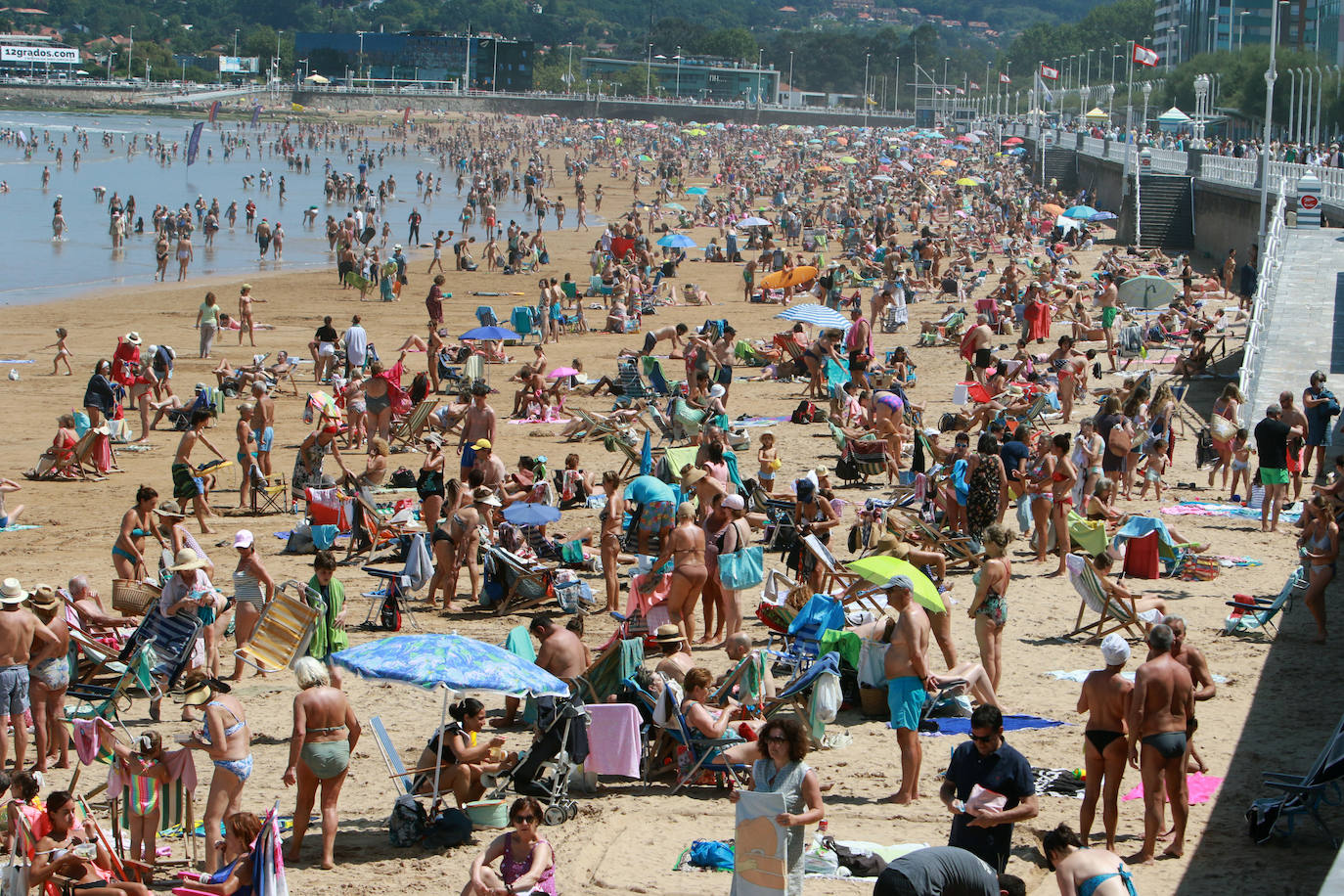 Asturias disfruta de otro domingo al sol que consigue gran concurrencia en muchas playas de la región. En las imágenes, visitantes de playas en Gijón y Candás. 