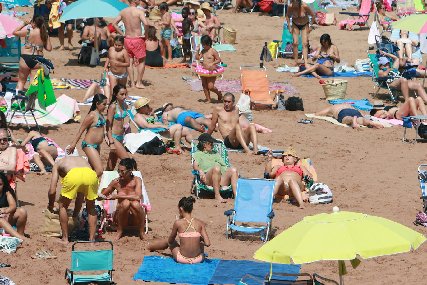 Asturias disfruta de otro domingo al sol que consigue gran concurrencia en muchas playas de la región. En las imágenes, visitantes de playas en Gijón y Candás. 