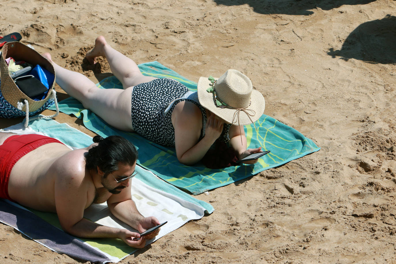 Asturias disfruta de otro domingo al sol que consigue gran concurrencia en muchas playas de la región. En las imágenes, visitantes de playas en Gijón y Candás. 