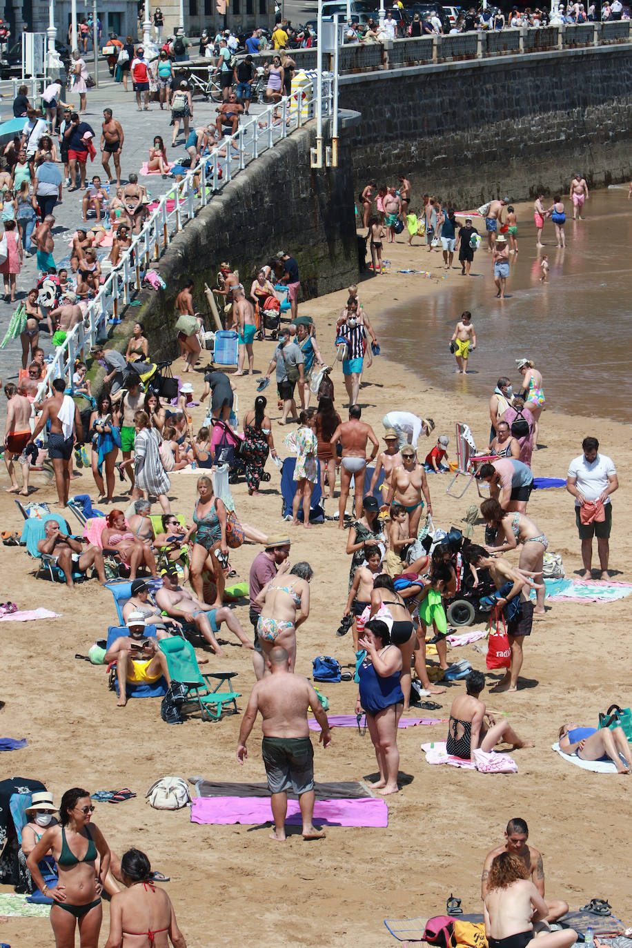 Asturias disfruta de otro domingo al sol que consigue gran concurrencia en muchas playas de la región. En las imágenes, visitantes de playas en Gijón y Candás. 