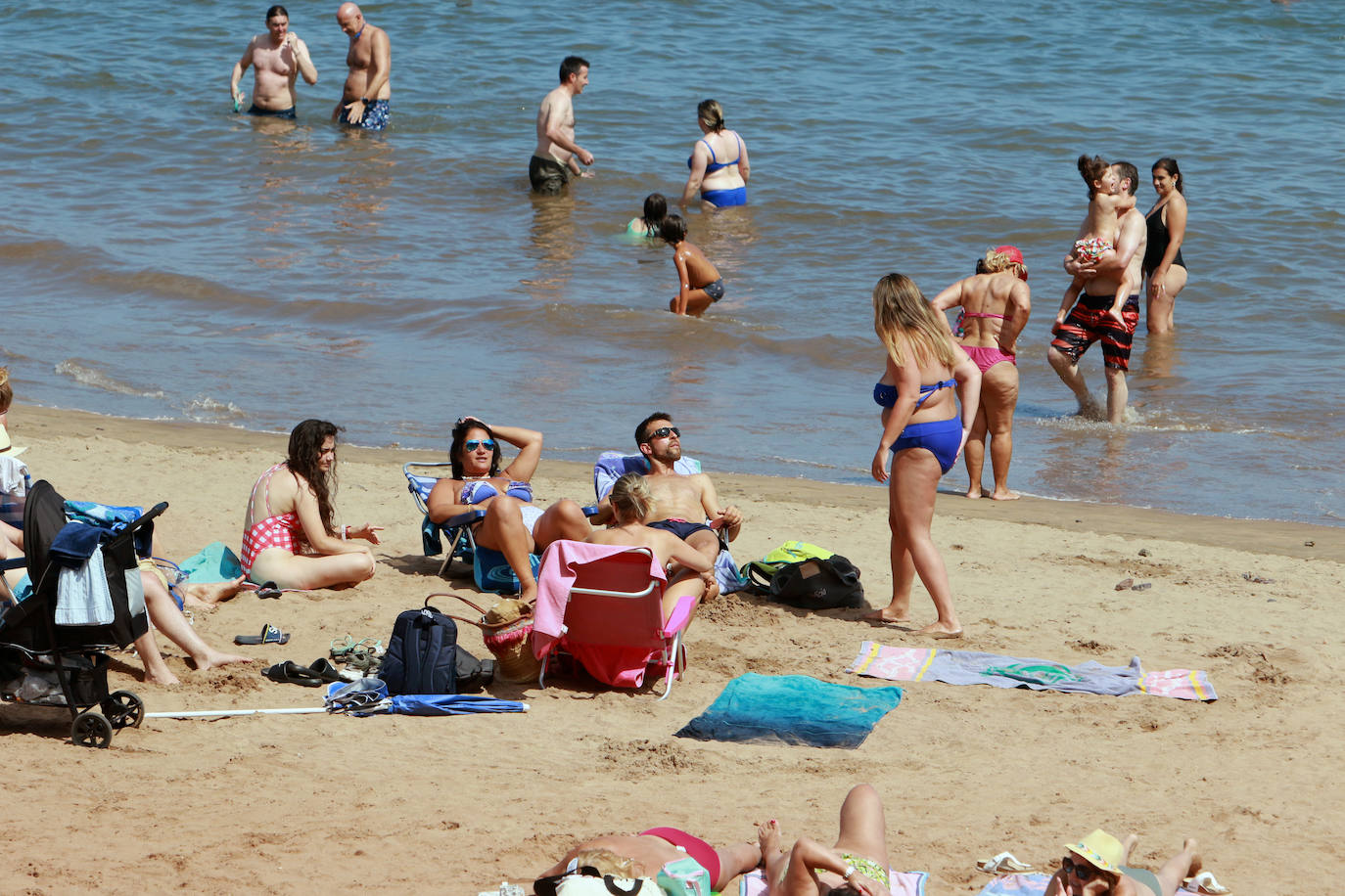 Asturias disfruta de otro domingo al sol que consigue gran concurrencia en muchas playas de la región. En las imágenes, visitantes de playas en Gijón y Candás. 