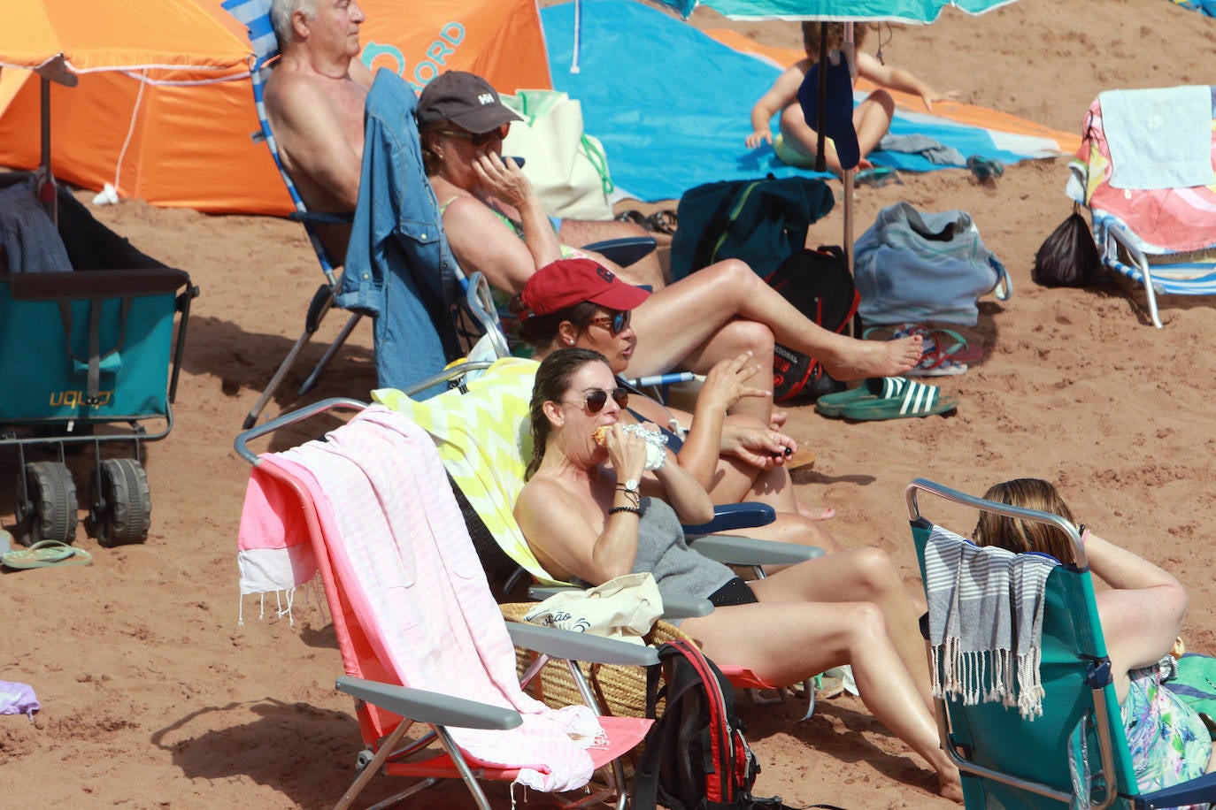 Asturias disfruta de otro domingo al sol que consigue gran concurrencia en muchas playas de la región. En las imágenes, visitantes de playas en Gijón y Candás. 