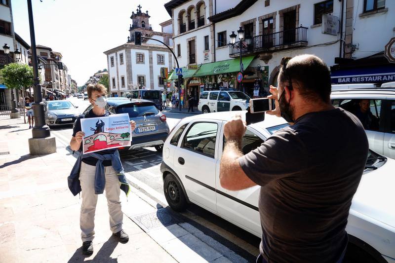 Más de cien vecinos se concentraron frente al consistorio de la localidad para protestar contra el evento taurino que está previsto que se celebre en unos días. Ha sido después de recoger más de 1.500 firmas contra el evento. El Ayuntamiento celebrará el martes una comisión sobre el asunto.