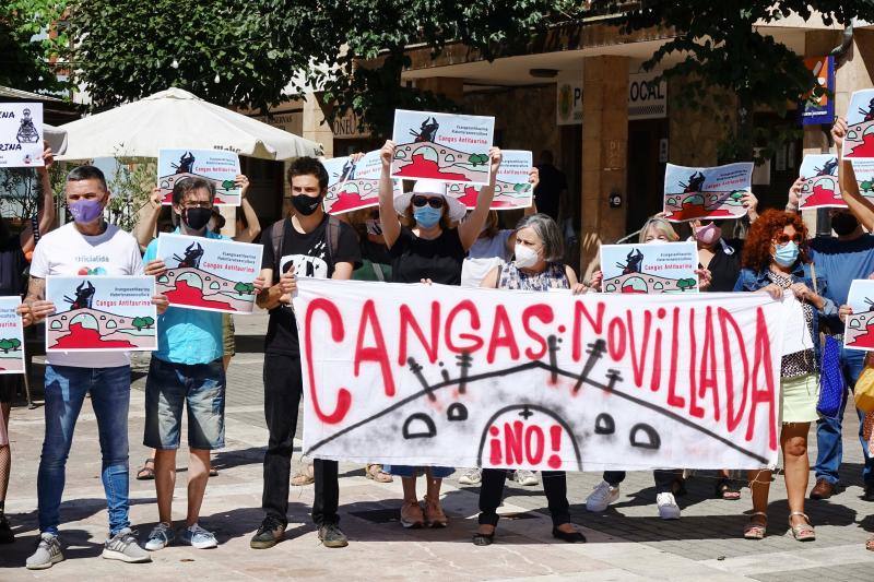 Más de cien vecinos se concentraron frente al consistorio de la localidad para protestar contra el evento taurino que está previsto que se celebre en unos días. Ha sido después de recoger más de 1.500 firmas contra el evento. El Ayuntamiento celebrará el martes una comisión sobre el asunto.