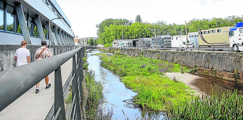 Cauce del río Piles a su paso por el Grupo Covadonga.