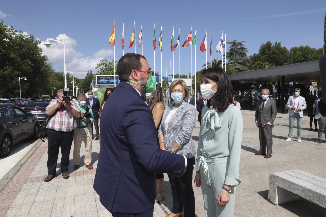 Adrián Barbón y Llop se saludan a la entrada de la Fidma. 