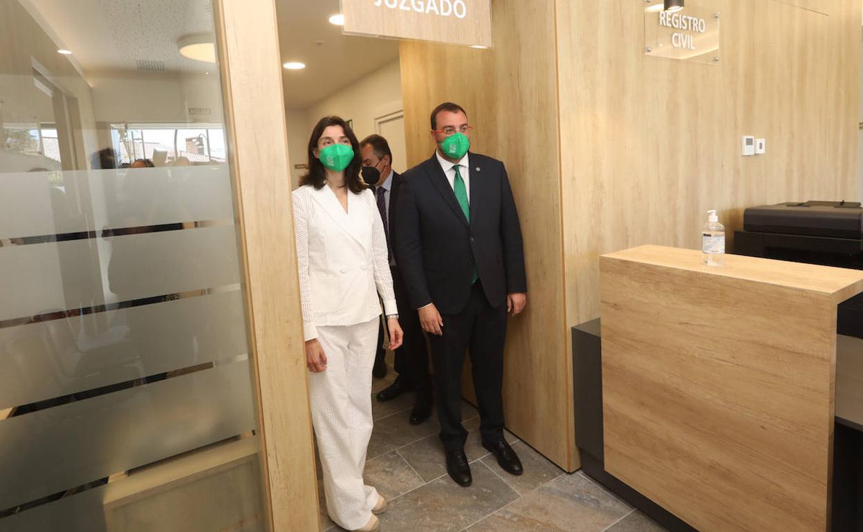 La ministra de Justicia, Pilar Llop, y el presidente del Principado, Adrián Barbón, en el juevo juzgado de Castrillón 