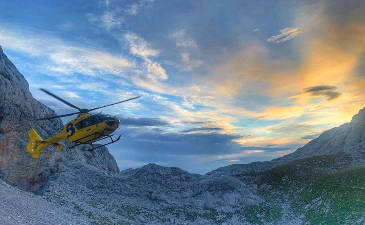 Trasladan al hospital a una montañera que pasó la noche con el equipo de rescate en Picos de Europa