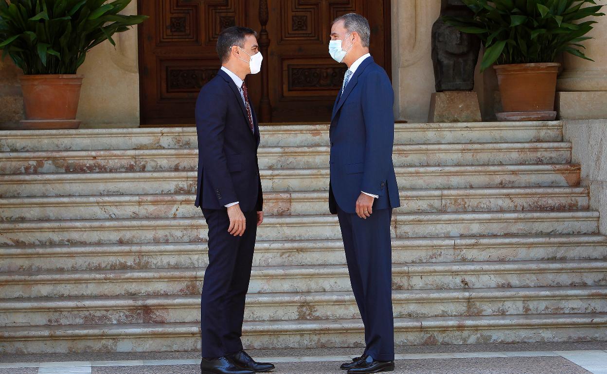 El Rey recibe el pasado martes al presidente del Gobierno en el Palacio de Marivent. 