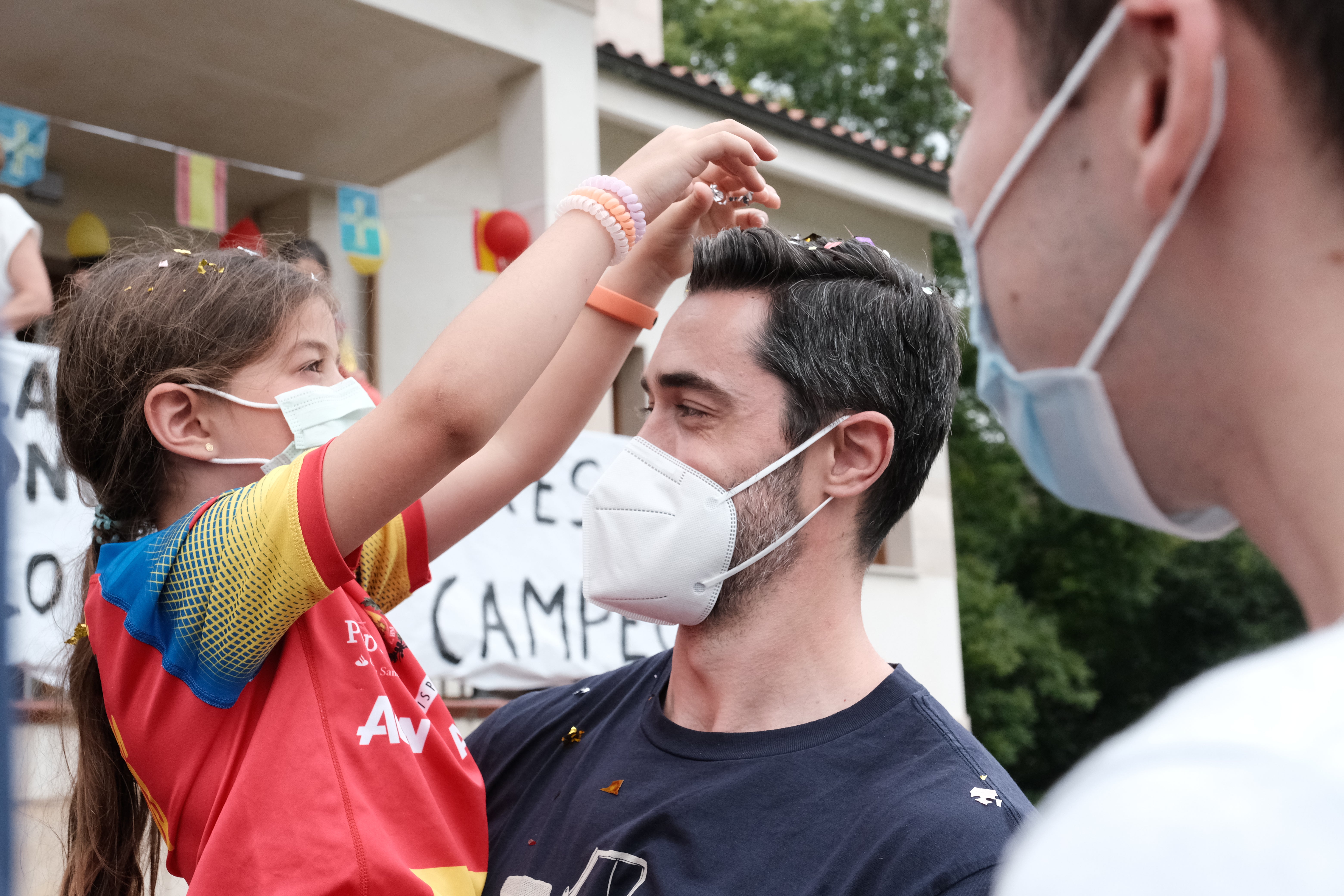 Raúl Entrerríos ha sido recibido esta mañana por su familia con una lluvia de confeti y numerosos abrazos. Una vuelta a casa a la altura del hito conseguido en Pekín: la medalla de bronce en balonmano, un deporte en el que los 'Hispanos' solo cayeron en semifinales y donde el gijonés colgó un último galón a su exitosa trayectoria.