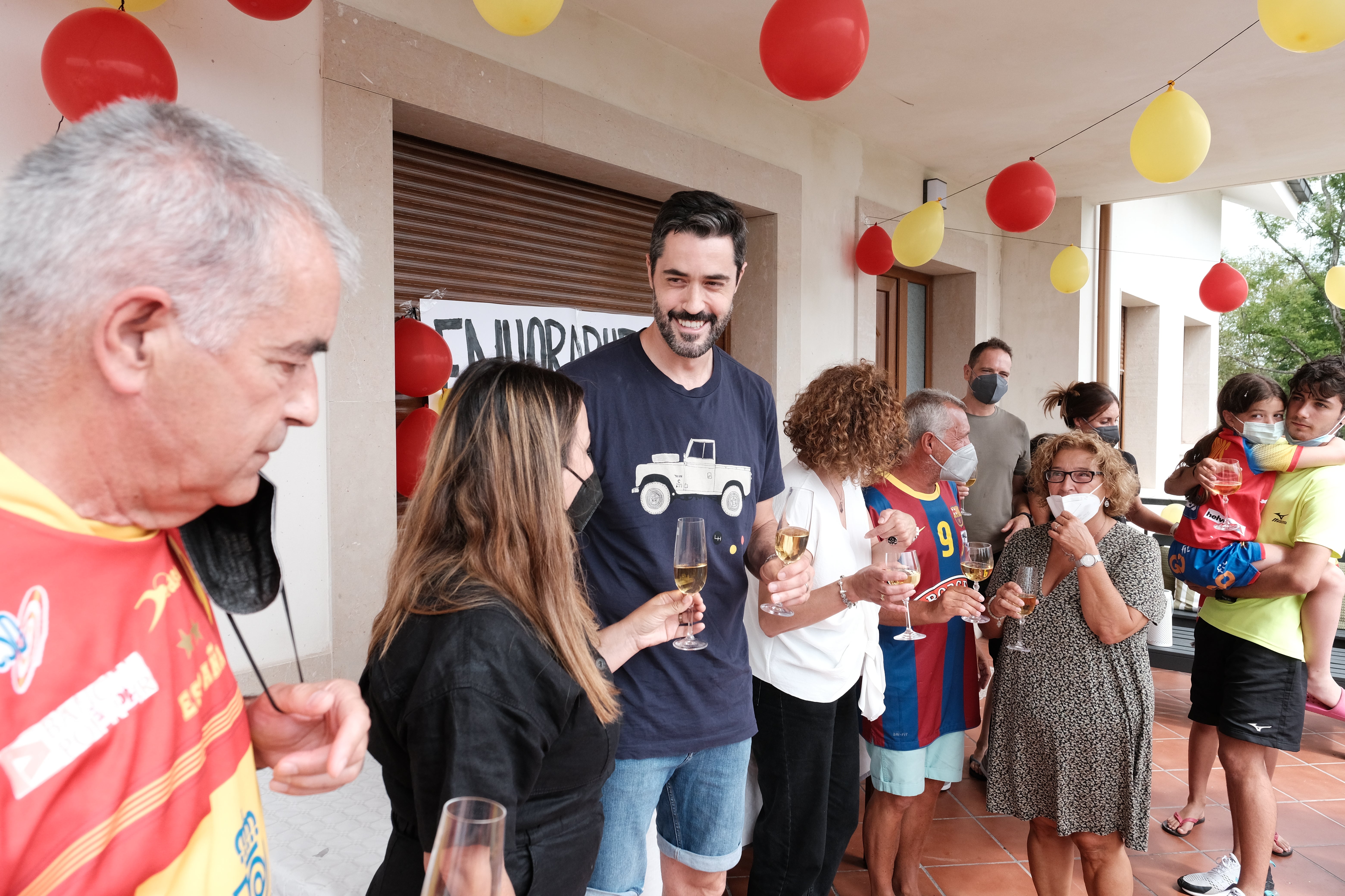 Raúl Entrerríos ha sido recibido esta mañana por su familia con una lluvia de confeti y numerosos abrazos. Una vuelta a casa a la altura del hito conseguido en Pekín: la medalla de bronce en balonmano, un deporte en el que los 'Hispanos' solo cayeron en semifinales y donde el gijonés colgó un último galón a su exitosa trayectoria.