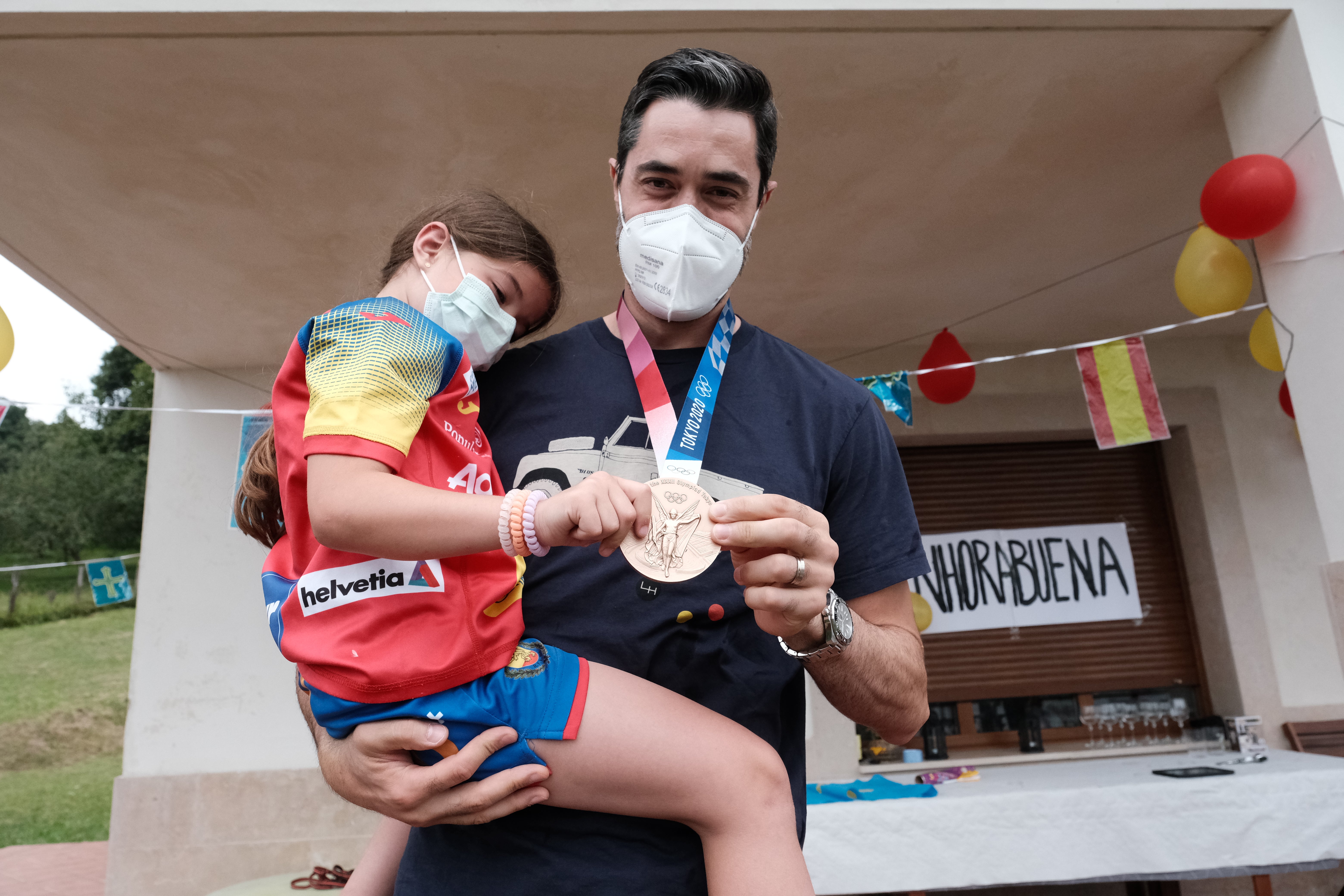 Raúl Entrerríos ha sido recibido esta mañana por su familia con una lluvia de confeti y numerosos abrazos. Una vuelta a casa a la altura del hito conseguido en Pekín: la medalla de bronce en balonmano, un deporte en el que los 'Hispanos' solo cayeron en semifinales y donde el gijonés colgó un último galón a su exitosa trayectoria.