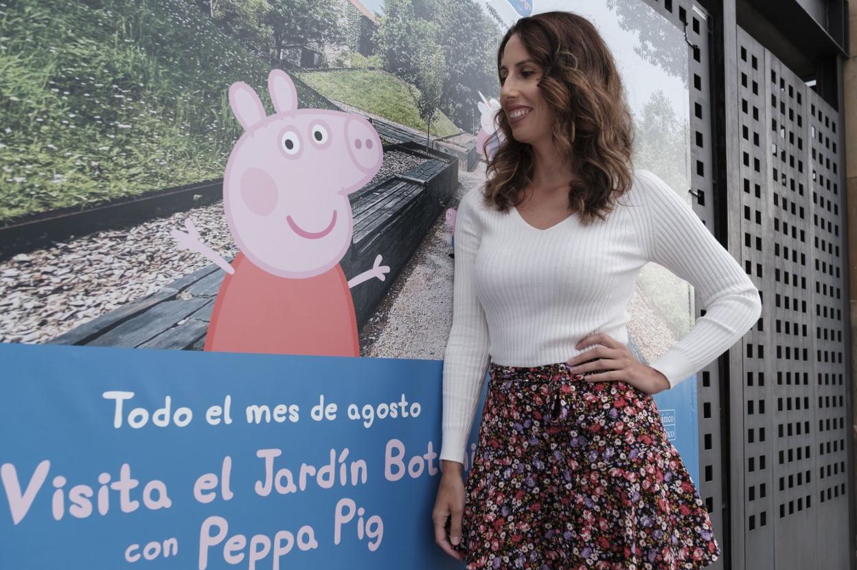 Lucía Magadán, junto a la imagen de Peppa Pig, en el Jardín Botánico. 