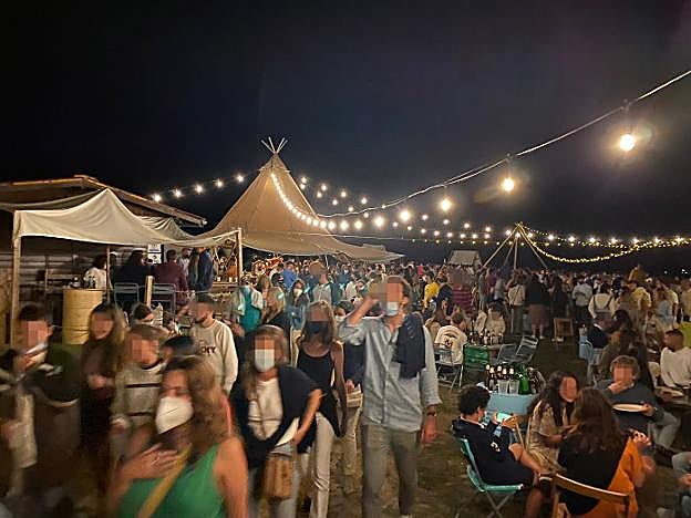 Asistentes a la fiesta que tuvo lugar en el chiringuito de Caravia que los agentes de la Guardia Civil clausuraron. 