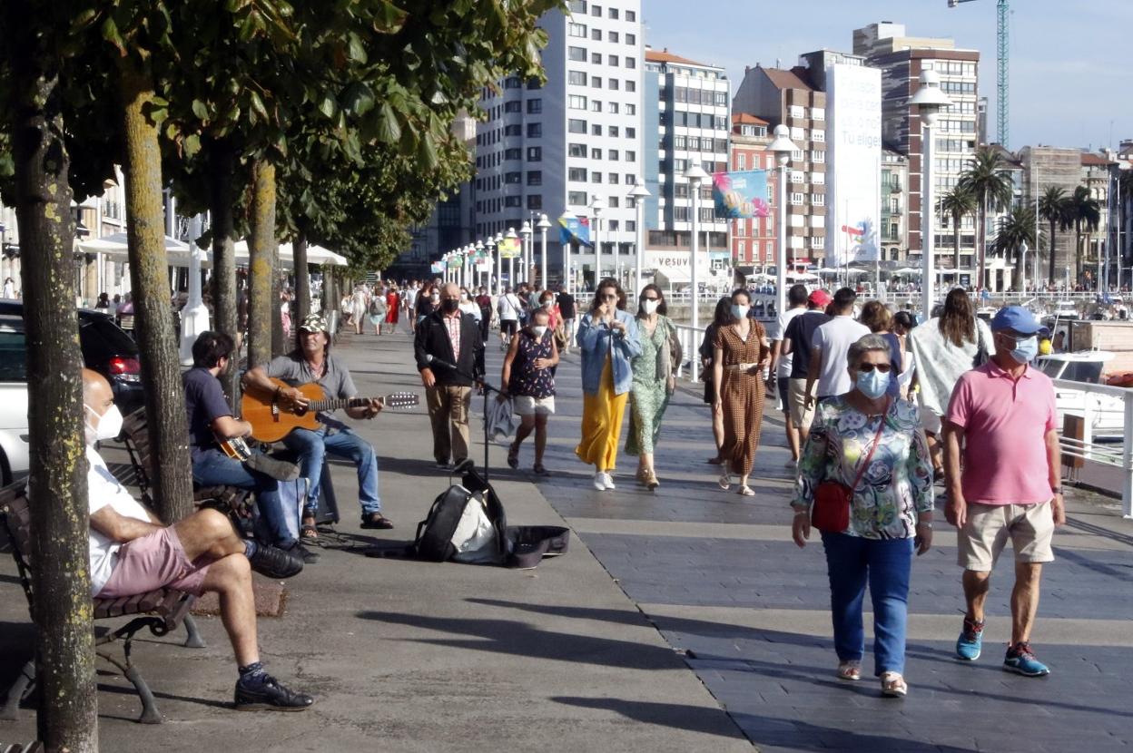 El Puerto Deportivo de Gijón, repleto de paseantes. 