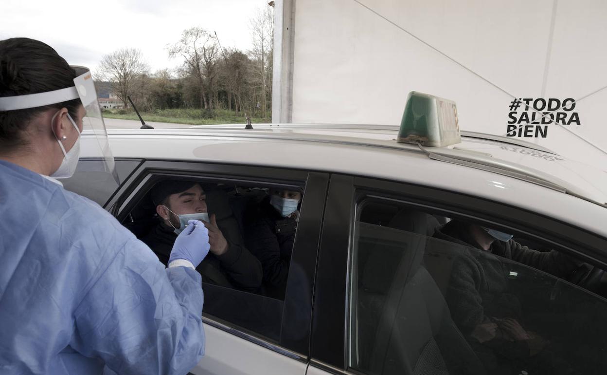 Una persona se realiza una prueba de coronavirus en Asturias 