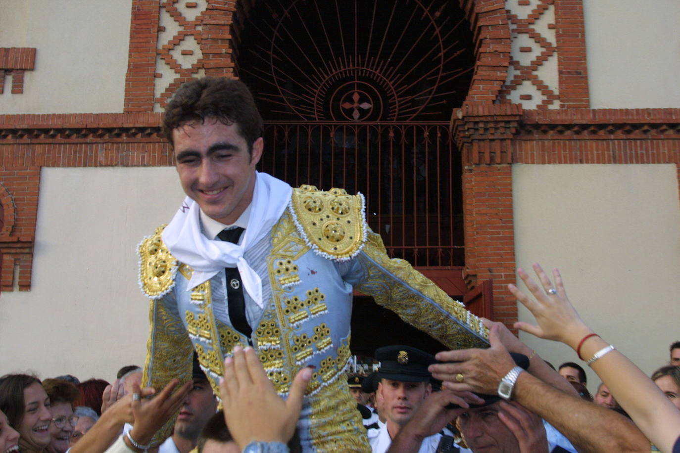 Desde Curro Romero hasta Jesulín, pasando por José Tomás, Espartaco y Jesulín. Un repaso por las imágenes más gloriosas de los toros de Gijón, uno de los mejores espectáculos del norte de España.