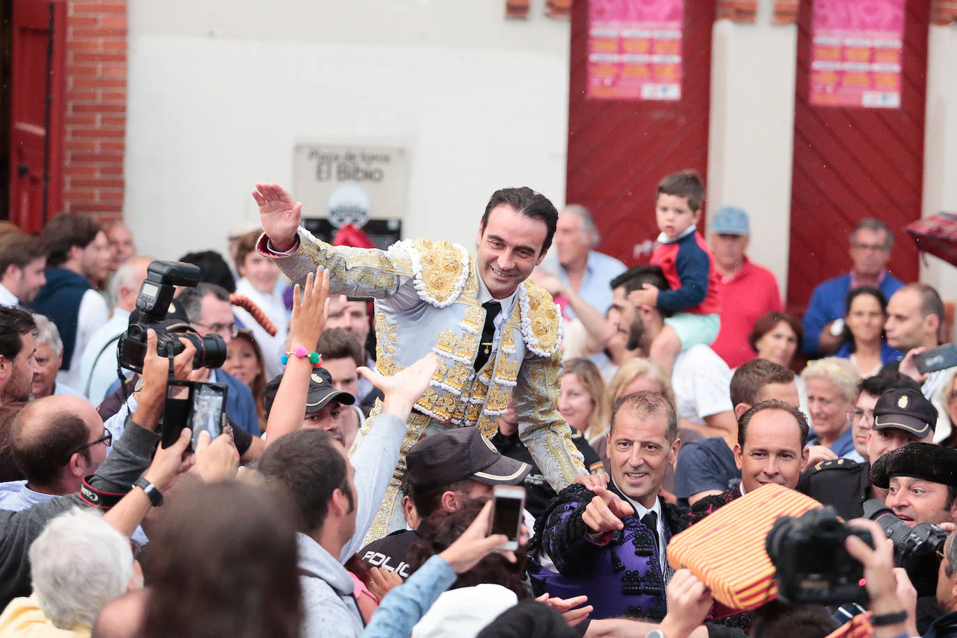 Desde Curro Romero hasta Jesulín, pasando por José Tomás, Espartaco y Jesulín. Un repaso por las imágenes más gloriosas de los toros de Gijón, uno de los mejores espectáculos del norte de España.