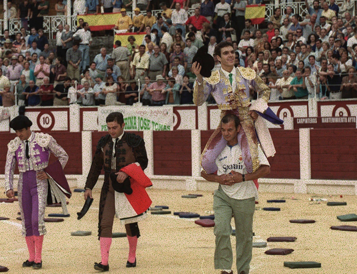 Desde Curro Romero hasta Jesulín, pasando por José Tomás, Espartaco y Jesulín. Un repaso por las imágenes más gloriosas de los toros de Gijón, uno de los mejores espectáculos del norte de España.