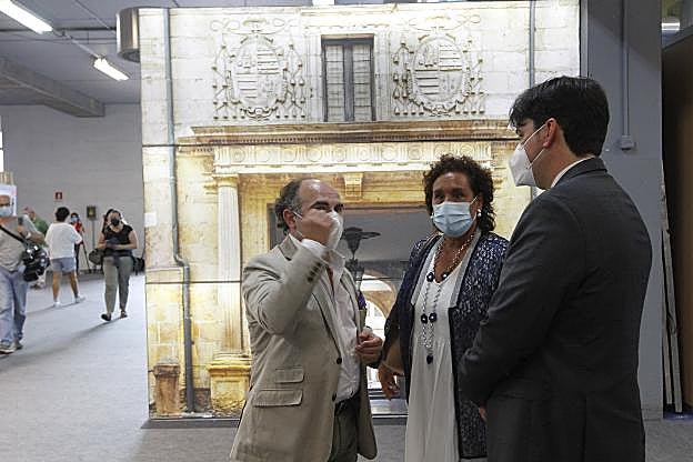 El rector Ignacio Villaverde compareció junto al consejero Borja Sánchez, en el Día de la Universidad en el recinto. Con ellos, Sara Vázquez, coordinadora del estand. 
