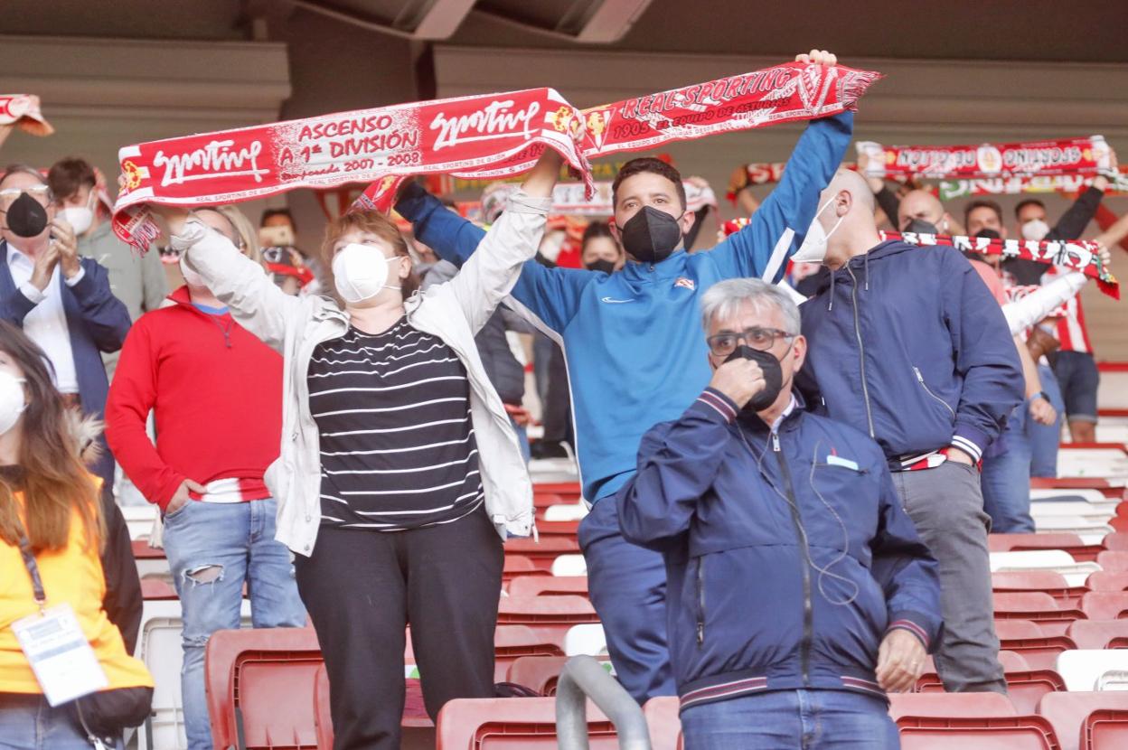 Aficionados sportinguistas en las gradas antes de comenzar el último partido en El Molinón.