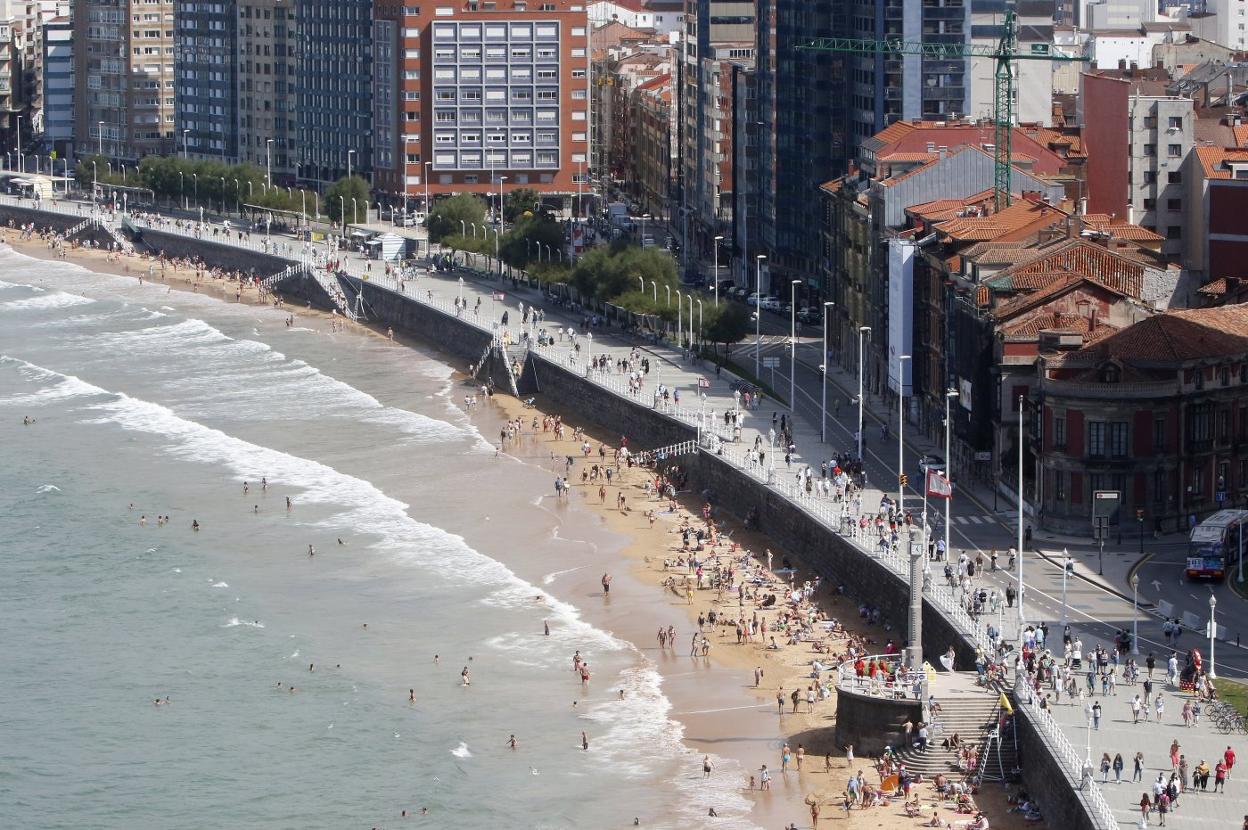 La playa de San Lorenzo, entre las escaleras cuatro y ocho, sin apenas arena en marea alta. 