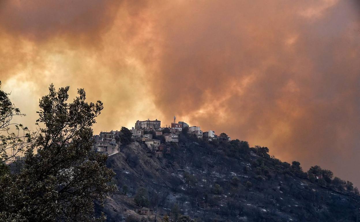 El humo cubre el cielo al este de la ciudad de Argel (Argelia).